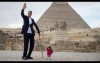 世界上最高與最矮的人在埃及相見歡，身高相差190公分的兩人合照，畫面令人驚嘆啊