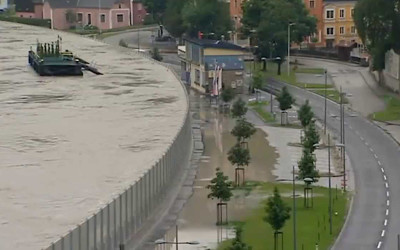 這個小鎮每到雨季必淹大水！當地政府建了一道「超猛神牆」往左邊一看：太神了！