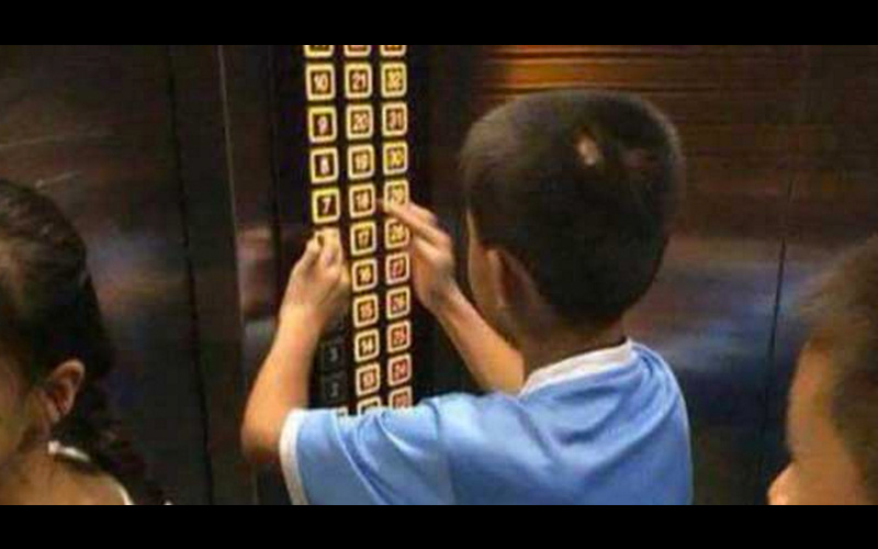 這個7歲的孩子因為亂按電梯受到其他乘客責罵，但他媽媽的超完美管教方法讓每個乘客的一天都充滿了快樂