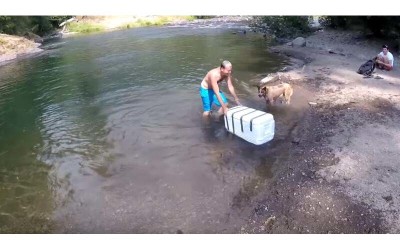 他們在河裡發現一個被封死的箱子，拆開來看時抖了超大一跳  這到底是誰做的