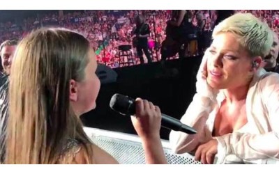 12歲小粉絲跪求偶像「演唱會上讓她唱」一開口驚豔全場  連歌后都變粉絲