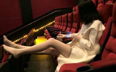 長腿妹PO「脫鞋跨椅背」看電影照片，引來網友熱議：夠美就可以？