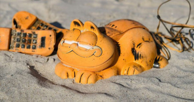 海灘上「加菲貓電話」不管撿幾次都會一直再出現！當地人困惑30年...謎團終於解開了