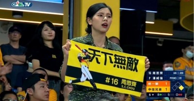 台灣女國軍94讚！球場外驚見超正女兵  網嗨：簽下去了啦！