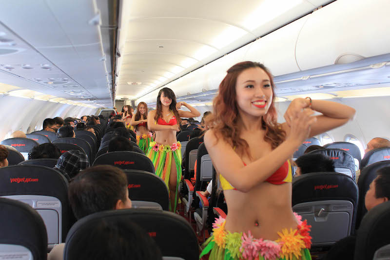 越南這家噴射航空公司堆出了「性感比基尼空姐」的服務，很多人看過第7張照片後都把生意移到越南了...
